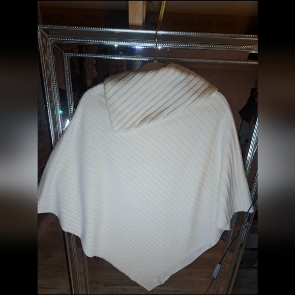 Poncho - Picture 5 of 8